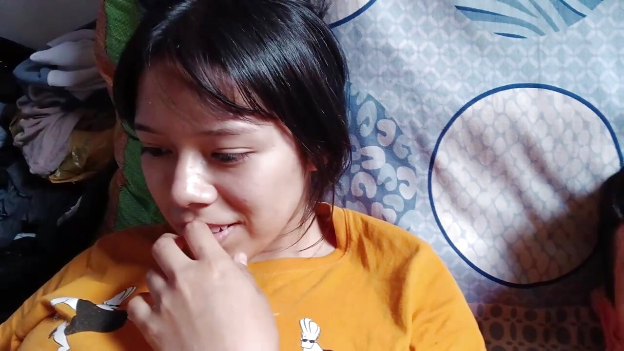 Anh ấy thích cọ xát nó rất nhiều