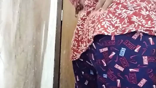 Aapni bhabhi ko choosa aur bathroom m tel lagaya hot Indian bhabhi