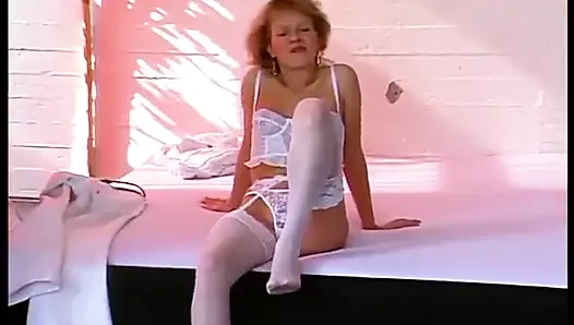 Cewek imut rambut pirang lagi asik ngentot memeknya pakai dildo ukuran raksasa