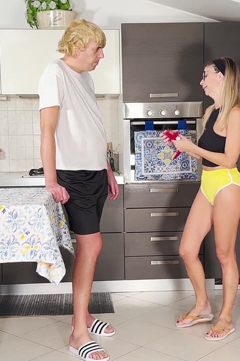 Αμαρτωλή Milf στριμώχνει το νεαρό γείτονα για να του δώσει ένα μάθημα