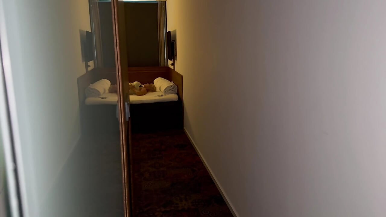 Sikişmeden önce otel odası tatmini kendisi alıyor ve beni ereksiyona sokuyor