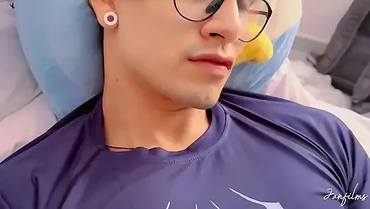 Bu iri güzel kadının büyük yarağına ne yaptığına inanamayacaksınız