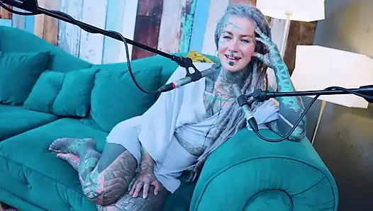 O hakkında konuşuyorum - Aş - asmr podcast sfw konuşuyor gotik sıska kız dreadlocks dövmeli model dövmeli kız