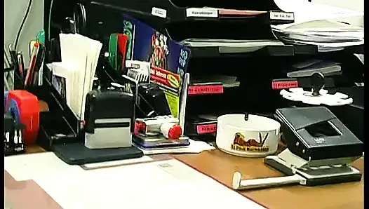 Brünette schlampe masturbiert für ihn