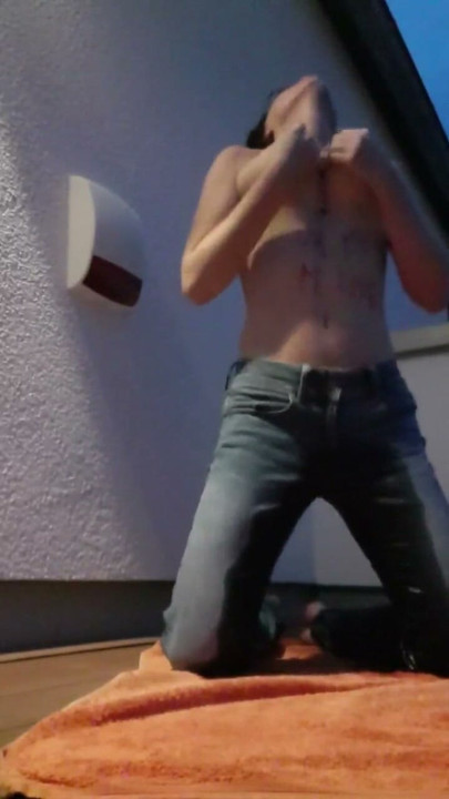 Milf squirts jeans wett | Clip 1
