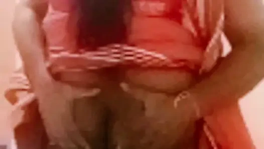 Hintli hintli tamil iri güzel evli kadın latha ayakta sarılıyor götünü sıkıyor ve borç ödemesi için finansçı tarafından amcık yalıyor!