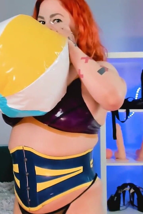 Üvey annen tarafından plaj topu şişiriliyor