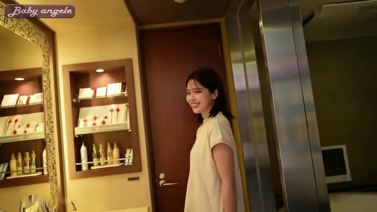 Model Level Beauty. Tam ekranda premium görünüm, baştan sona yoğun özel eylem gösteriliyor