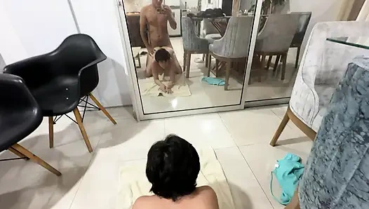 Я смотрю, как моя сводная сестра с большой задницей делает очень сексуальные позы йоги в любительском видео, и я возбуждается, так что я решаю вставить весь мой член в нее