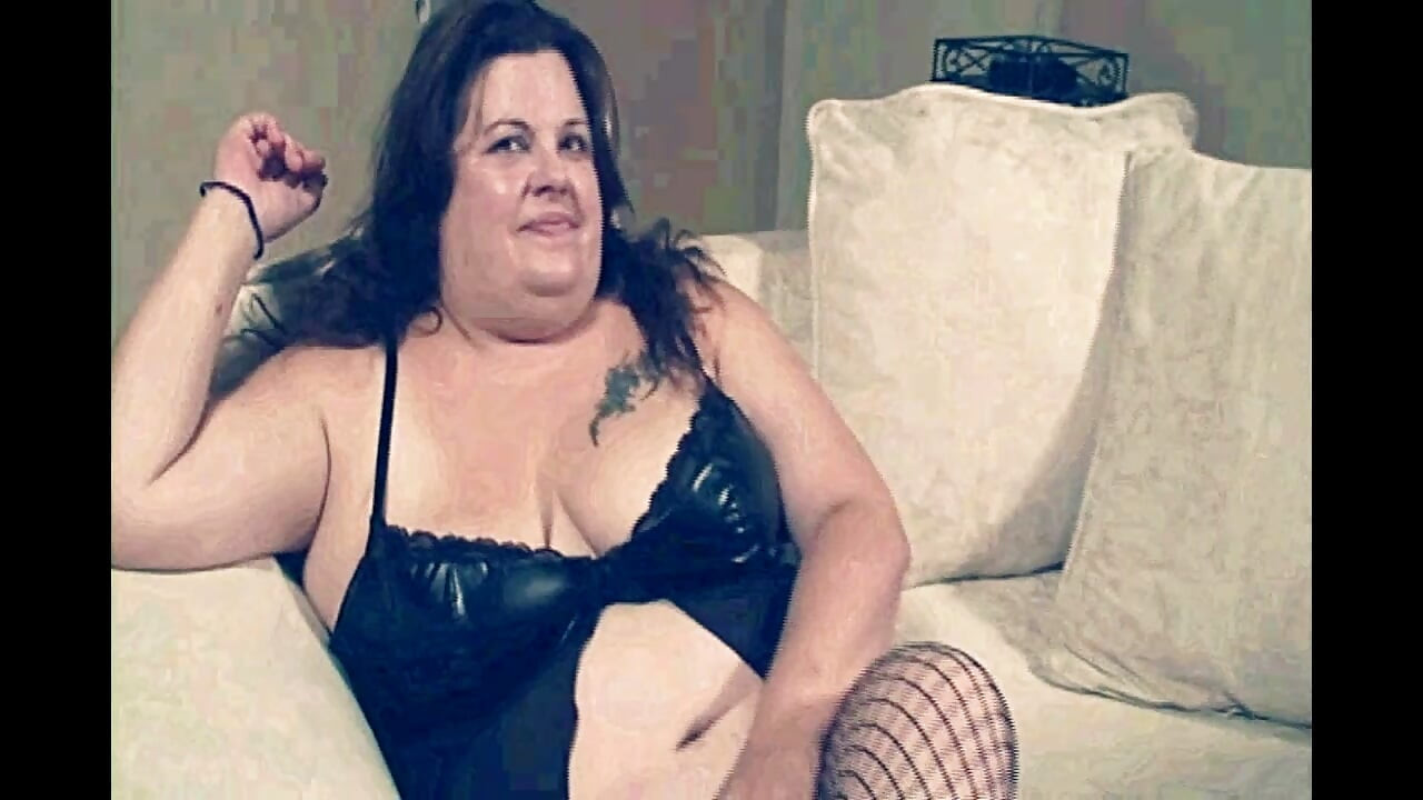 Grasei mature îi place să fie futută cu vibrator legat