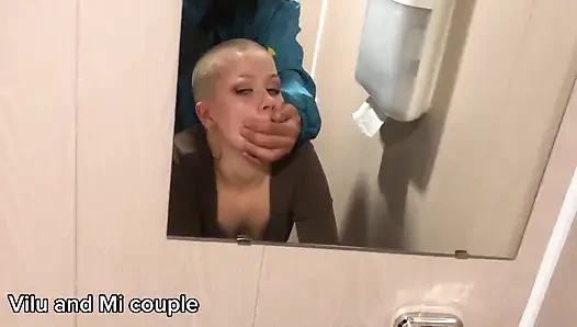 Vilu Vidish'i umumi tuvalette sikiyor