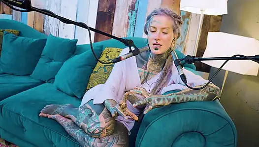 Ich spreche über B - Bordem - ASMR podcast SFW spricht goth dünnes mädchen dreadlocks tattoo model inked mädchen