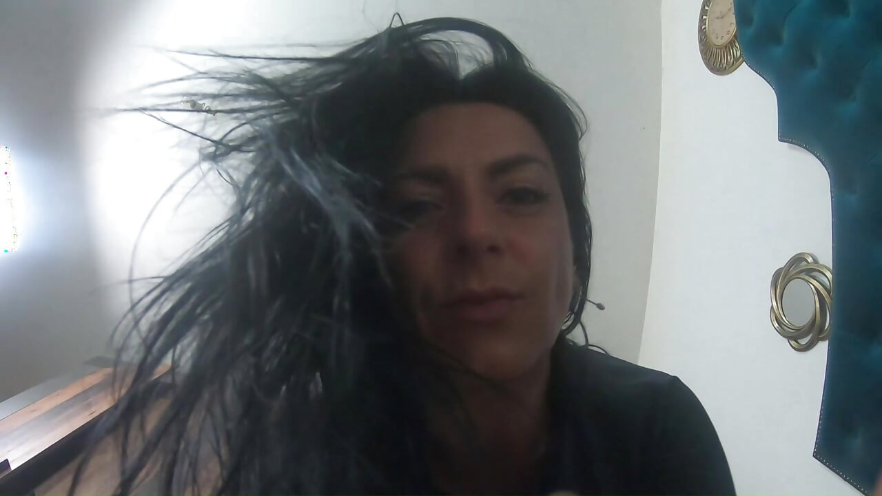 Azgın orta yaşlı seksi kadın bakış açısıyla azdırıyor. Büyük memeler, edepsiz düşünceler ve yaramaz solo oyun