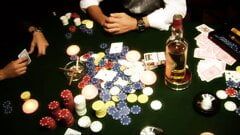 Una puttana sporca viene scopata in gruppo su un tavolo da poker da tre stronzi