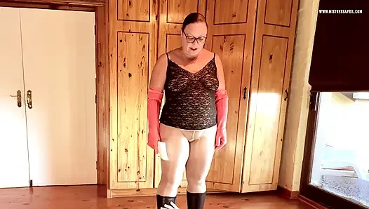 Dominatrix sahibe April, anal sikiş kölesi