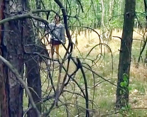 Safada faculdade Bae da Alemanha chupando na floresta