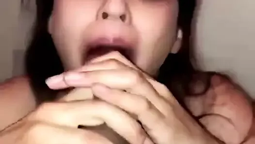 Une fille desi suce une grosse bite pakistanaise