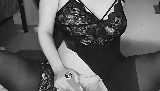 MILF uses vibrator on pussy