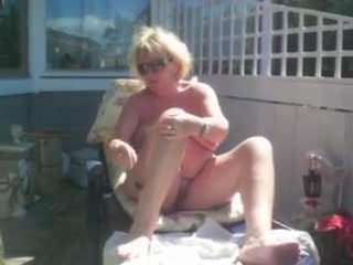 حلاقة الزوجة في الهواء الطلق