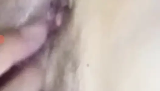 Kendi kendime zevk alıyor, amımı parmaklıyorum