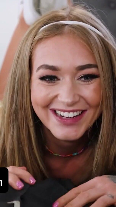 Callie Black üvey annesinin önünde inlemeyi tutmaya çalışırken şişman yarağa biniyor - teamskeet | Klip 1