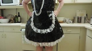 Sissy Ray in PVC-Zimmermädchen Uniform in der Küche