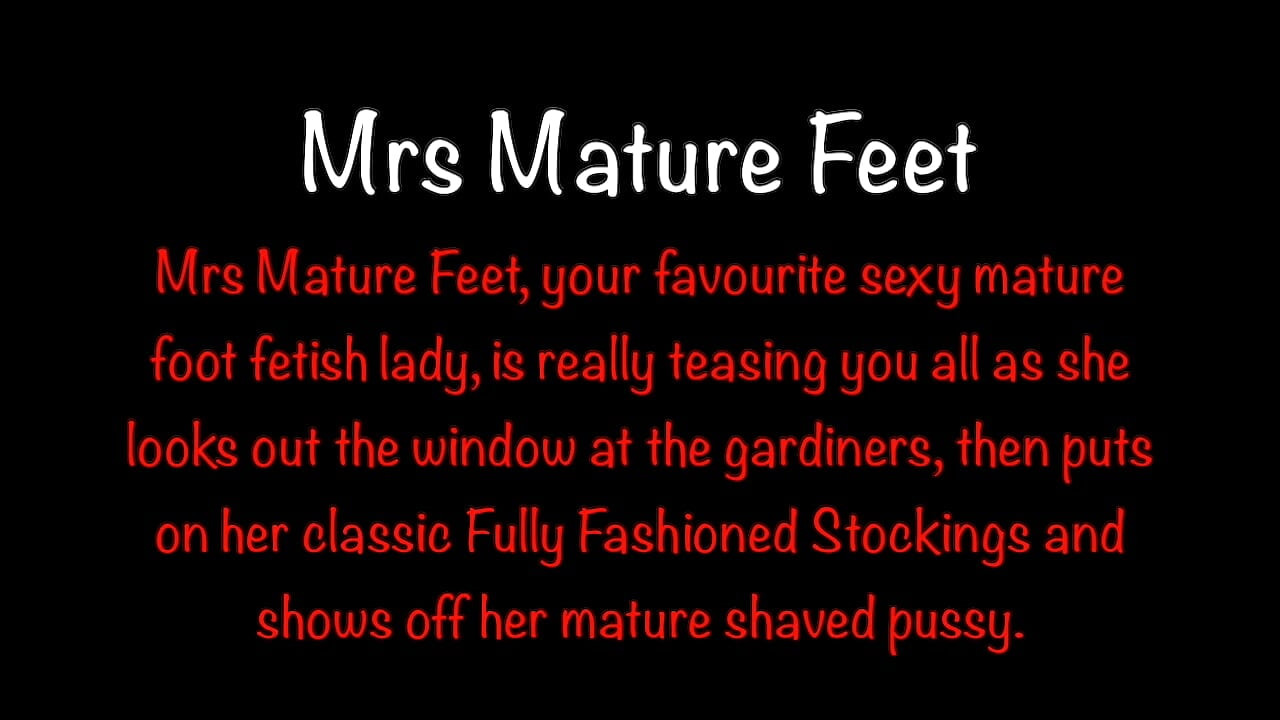 Mrs Mature Feet teljesen divatos harisnyát vesz fel 463