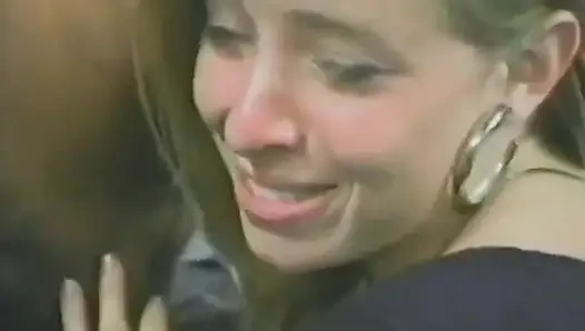 Миниатюрная блондинка сосет член, затем принимает дилдо