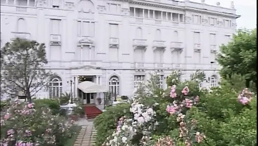 Рыжая девушка в тройничке, винтажный член, сосет киску и трахается