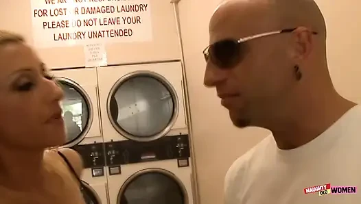Pick up artist does his best to make blonde slut Regan Anthony cum