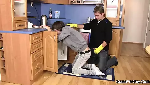 Un plombier se transforme en salope gay