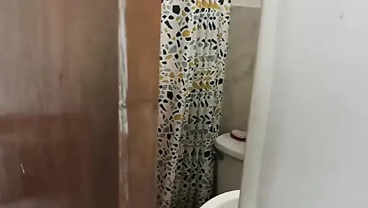 Sen duş alırken kapıdan dışarı bakmaya cesaret ettim, üvey abla, bana ne son verdin.