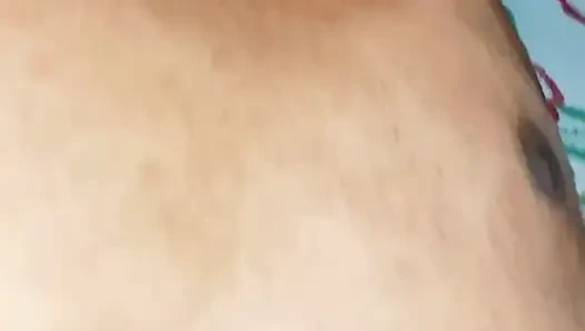 Istri hot dengan kontol kecil ini lagi asik dientot habis-habisan sama kontol besar