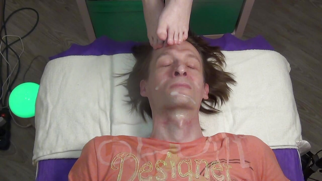 FOOT FETISH   (video - Facial massage with feet)