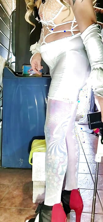 Heiße TS süßer Sissy Femboy reitet Dildo und Hände ohne hände in Rock und netzstrümpfen