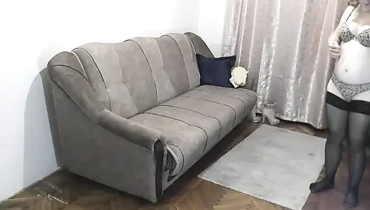 Kocası karısını erotik bir fotoğraf çekimi için fotoğrafçıya getirdi. Büyük doğal memeler domaltmalı domaltmalı orta yaşlı seksi kadın çoraplı. Seks