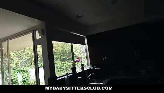 Jojo kiss si babysitter yang lagi sange pengen olahraga nyepong kontol