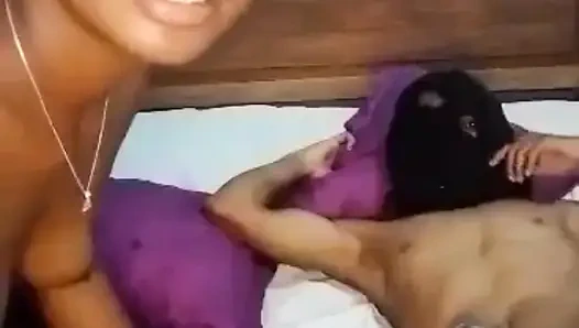 Она хорошо сосет и глотает его сперму в конце