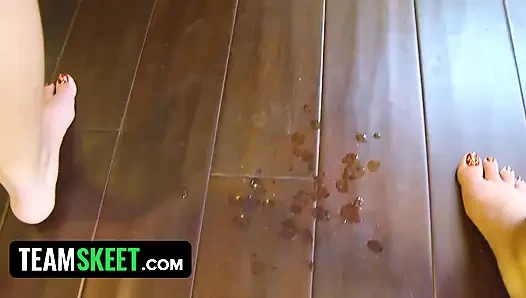 Tätowiertes schätzchen masturbiert pOV