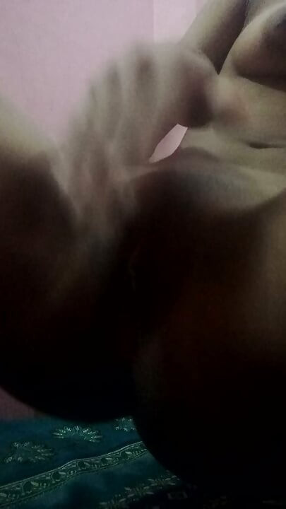 Chica desi 18+, metiéndose los dedos, tocándose