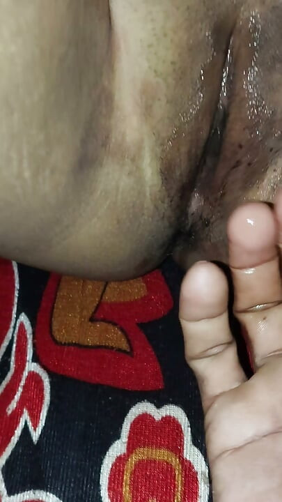 Ajti bibika pani nikaldia shatke or ungi dalke