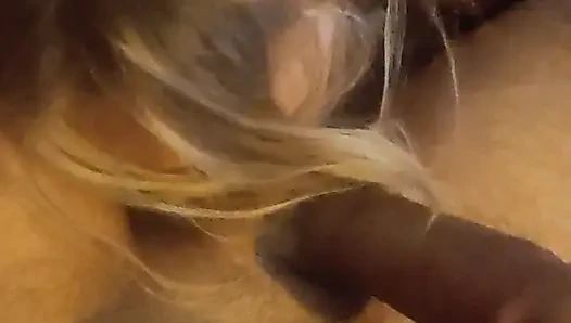 Seksi amatör sarışın emmeyi ve hepsini yutmayı seviyor