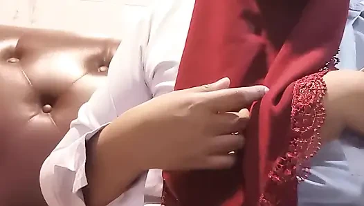 Saya diam-diam datang untuk tinggal menjual saya di kamar sebelum pergi ke sekolah.