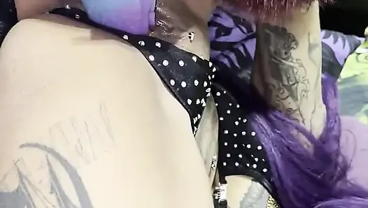 Gotik kız yoruichi shihouin olarak kostümlü, fantezi dildo ile sıkı pirsingli amcığını sikiyor