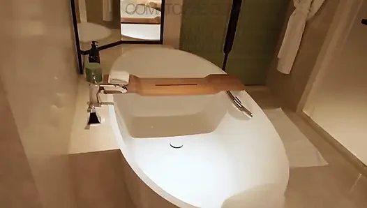 İş arkadaşıyla iş gezisinde aldatıyor