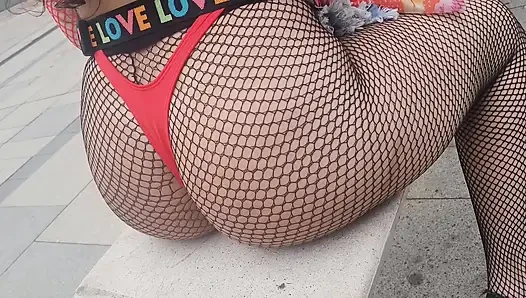 Горячая девушка хвастается на уличном карнавале в Бразилии