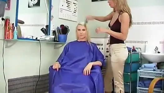 Penata rambut cewek dan pelanggan melakukan seks lesbian