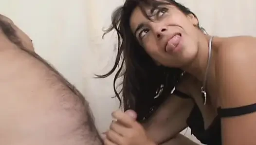 Pantat milf brunette disetubuhi oleh dua pria