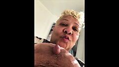 Abuela negra en tour de putas