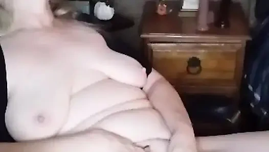 Cewek super semok lagi asik ngusap memeknya pakai celana dalam barunya!